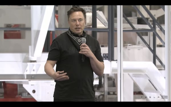 7日、テキサス州への本社移転を表明したテスラのマスクCEO(同社の中継映像から)
