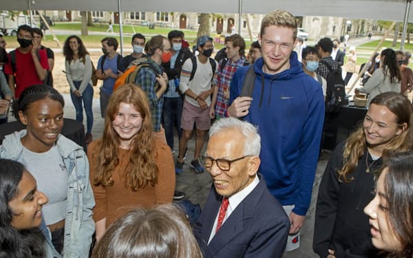 ノーベル物理学賞の受賞が決まり、米プリンストン大で学生らと談笑する真鍋淑郎さん（中央）＝5日、（同大提供）