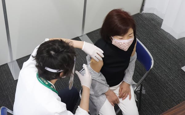 県営名古屋空港の大規模接種会場で、ワクチンの注射を受ける高齢者（5月、愛知県豊山町）