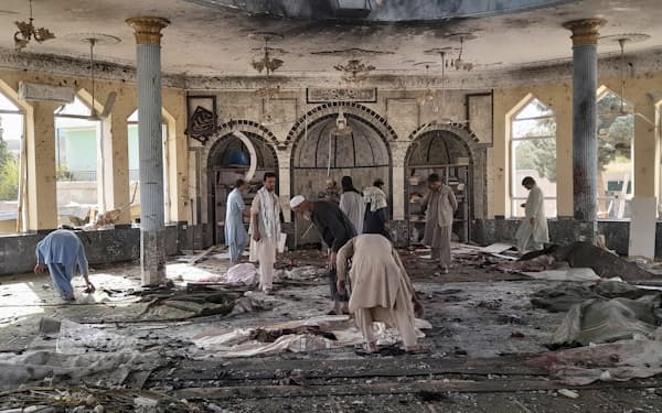 爆発が起きたモスクの内部（８日、アフガニスタン北部クンドゥズ）＝ＡＰ