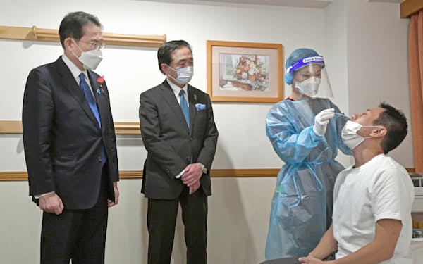 　新型コロナウイルス宿泊療養施設を視察する岸田首相。左から2人目は黒岩祐治・神奈川県知事（10日、横浜市）＝代表撮影