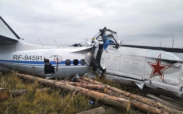 10日、ロシア中部メンゼリンスクで墜落した航空機（非常事態省提供）＝ＡＰ