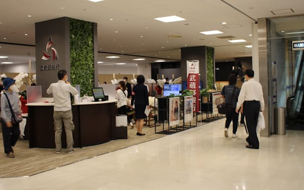 廊下との仕切りがなく気軽に来店できる