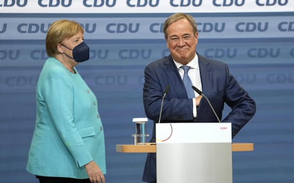 　ドイツ連邦議会選の投票締め切り後、CDUの党本部でラシェット党首（右）の隣に立つメルケル首相=26日、ベルリン（AP=共同）