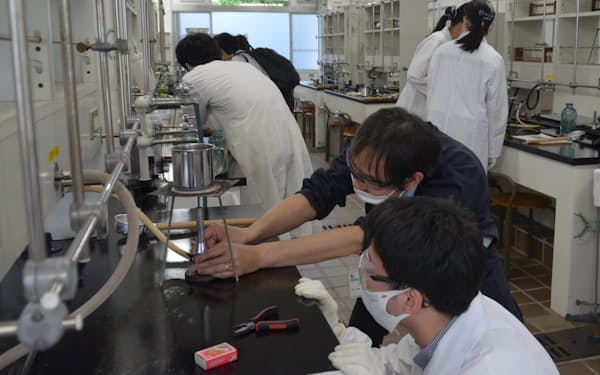 オープンキャンパスに参加し理学実験を体験した高校生（7月、名古屋市立大学）