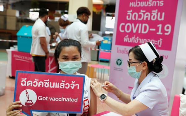タイ・プーケットでワクチン接種を受ける女性＝ロイター