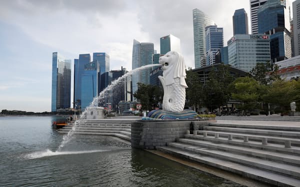シンガポールでは東南アジアで最も多くのユニコーンが育っている。（マーライオンの背後にそびえる高層ビル群）（ロイター）