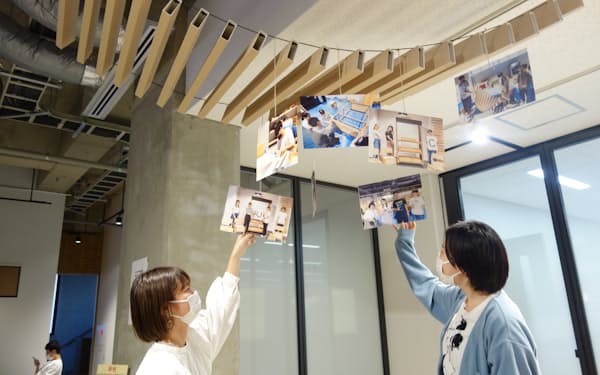 「変形はしご掲示板」は空間を立体的に活用する（10月、京都市）