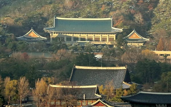 韓国の大統領官邸「青瓦台」。手前は景福宮（2015年、ソウル）