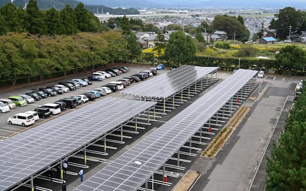 駐車場にカーポート型の太陽光発電システムを導入した（12日、福井県あわら市）