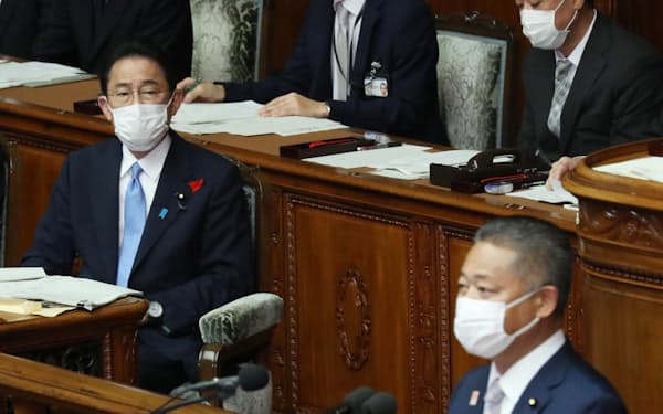 岸田首相への質問に立つ日本維新の会の馬場伸幸幹事長㊨（12日、衆院本会議）