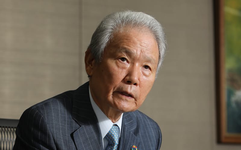 インタビューに応じる榊原定征・元経団連会長 インタビューに応じる榊原定征・元経団連会長