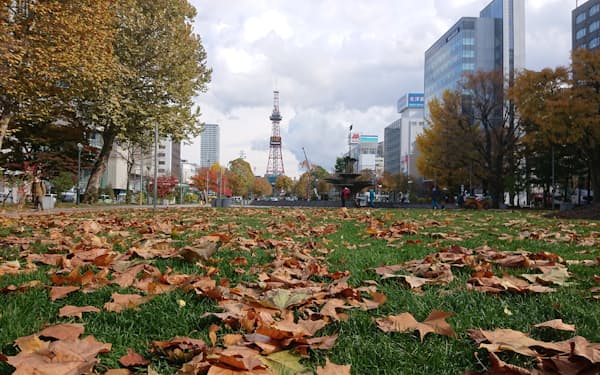 北海道の秋はハイシーズンにはさまれた端境期（札幌市の大通公園）