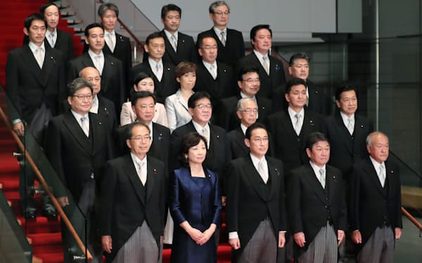 初閣議後の記念撮影に臨む岸田首相と新閣僚(4日、首相官邸)