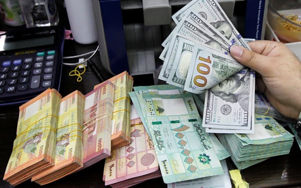 レバノンの銀行ではドルの現金の引き出しができず、海外への送金も禁止されている＝ロイター