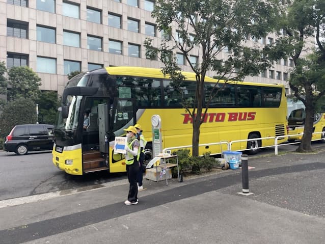 新型コロナ はとバス 自社バスガイドを衣料品大手に出向 日本経済新聞 新型コロナ はとバス 自社バスガイドを衣料品大手に出向 日本経済新聞