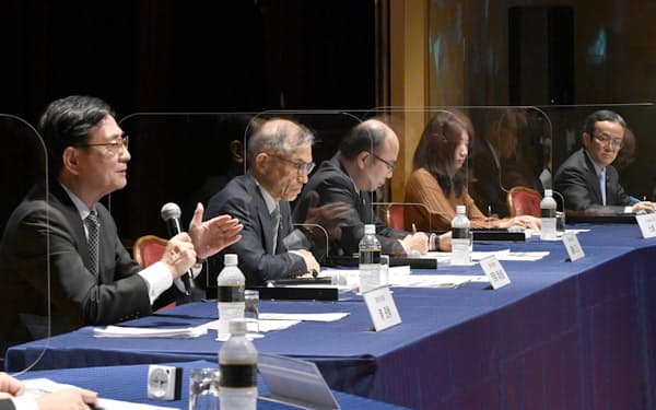 討論する（左から）京都大学の湊総長、大阪大学の西尾総長、神戸大学の藤澤学長、Compassの大津CEO、島津製作所の上田社長（13日、大阪市北区）