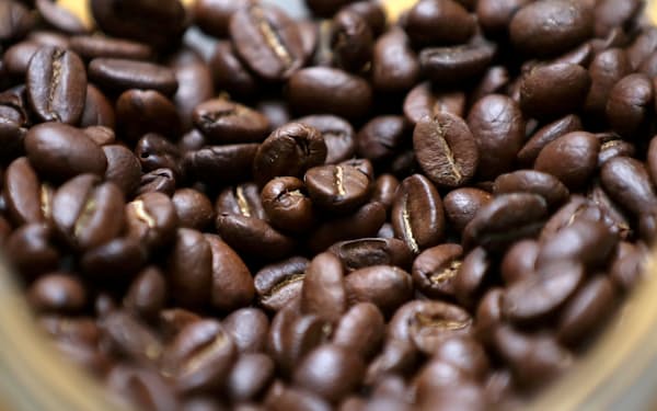 新興国の需要が伸びて需給が逼迫すれば、コーヒーは高根の花になるかもしれない（コロンビアの店頭に並ぶ焙煎＝ばいせん＝されたコーヒー豆）＝ロイター