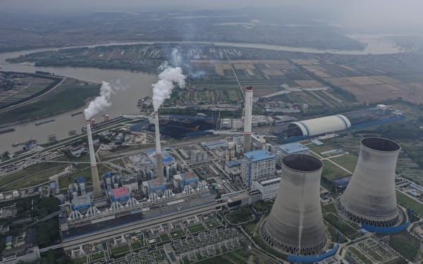 中国では電力不足で素材の生産が落ち込んでいる（13日、湖北省の火力発電所）＝ゲッティ・共同