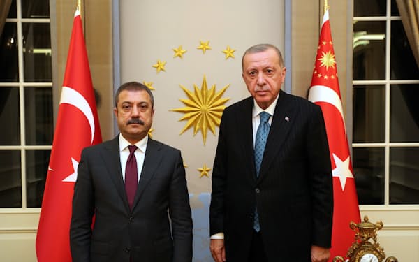 13日、中銀のカブジュオール総裁㊧と面会したエルドアン大統領（アンカラ）=トルコ大統領府・ロイター