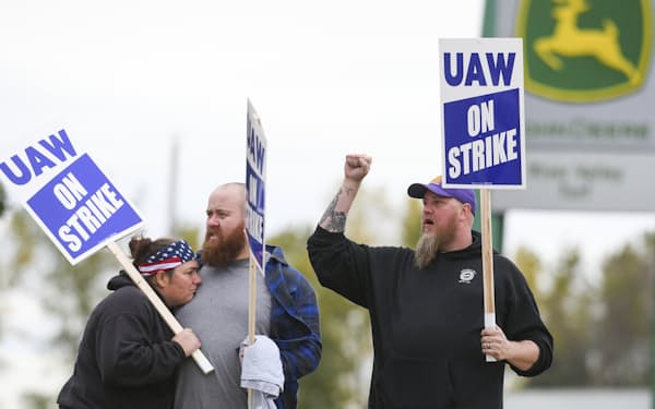 ストライキに参加するディアの従業員（14日、米アイオワ州）＝AP