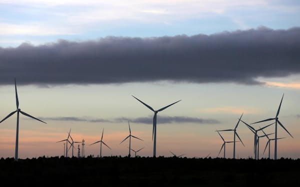 スペインは脱炭素先進国だが…（2012年、中部の風力発電）=ロイター