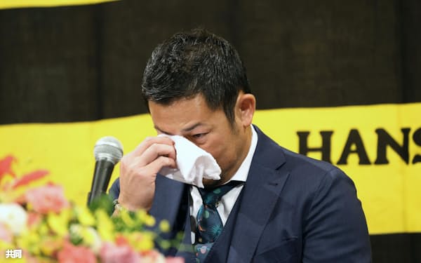 記者会見で涙をぬぐう阪神・岩田(1日)=代表撮影・共同