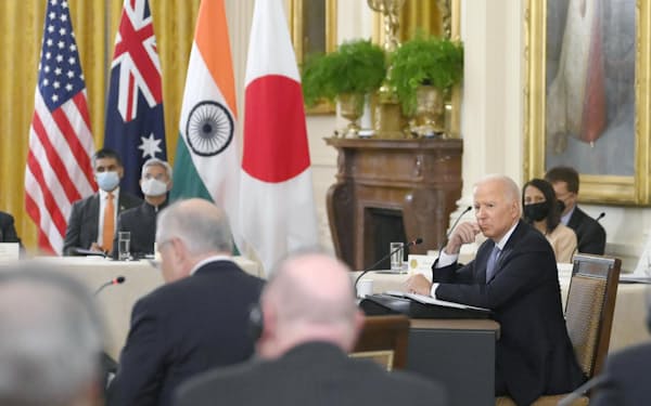 　日米豪印4カ国首脳会合で、オーストラリアのモリソン首相のあいさつを聞くバイデン米大統領（右）＝9月24日、米ワシントンのホワイトハウス（共同）
