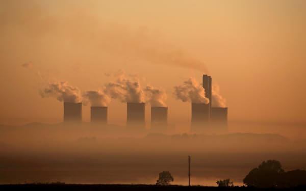 英国はＣＯＰで石炭火力発電所の早期廃止を求める。写真は南アフリカの石炭火力発電所＝ロイター