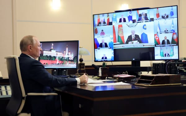 15日、オンラインでCIS首脳会議に参加したプーチン大統領=ロイター