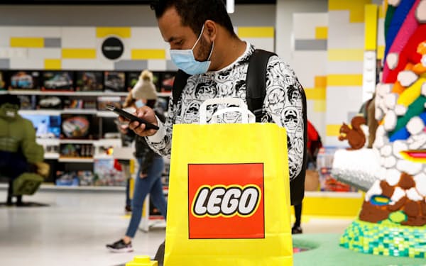 レゴ・ストアで買い物する消費者（米ニューヨーク市）＝ロイター