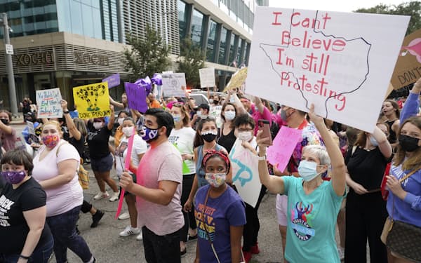 人工妊娠中絶をほぼ全面的に禁じるテキサス州法への抗議活動が広がった（２日、ヒューストン）＝ＡＰ
