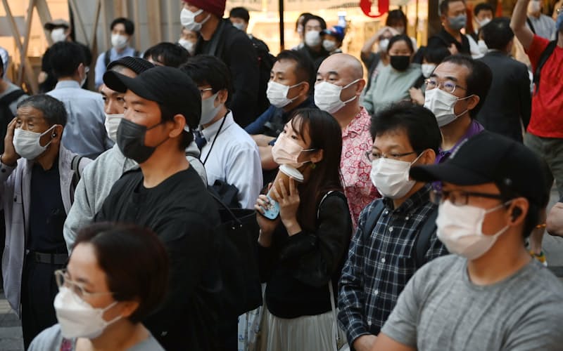 衆院が解散され初の週末を迎え、街頭演説を聞く人たち(16日、東京都新宿区) 衆院が解散され初の週末を迎え、街頭演説を聞く人たち(16日、東京都新宿区)
