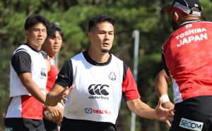 田村(中央)はグラウンド外でもチームを支えようという責任感を見せる=日本ラグビー協会提供 田村(中央)はグラウンド外でもチームを支えようという責任感を見せる=日本ラグビー協会提供