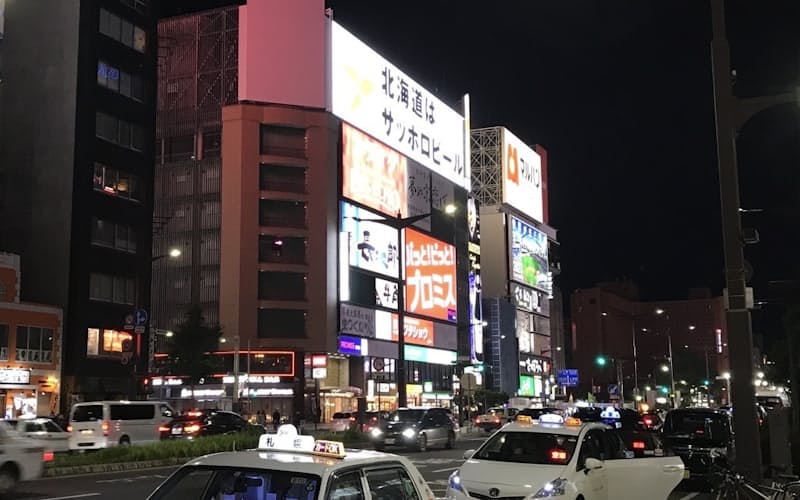 北海道は札幌市の営業時間の短縮を解除し、新型コロナウイルス対策と経済回復の両立に向けて動き始めた(15日、札幌市の繁華街すすきの) 北海道は札幌市の営業時間の短縮を解除し、新型コロナウイルス対策と経済回復の両立に向けて動き始めた(15日、札幌市の繁華街すすきの)