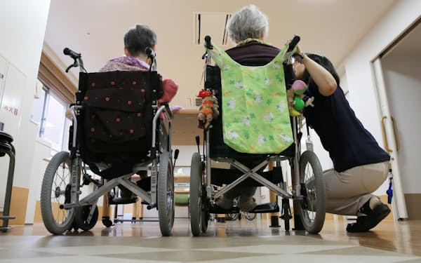 高齢化で医療・介護の負担はどんどん増えていく（特別養護老人ホームの入所者と介護職員）