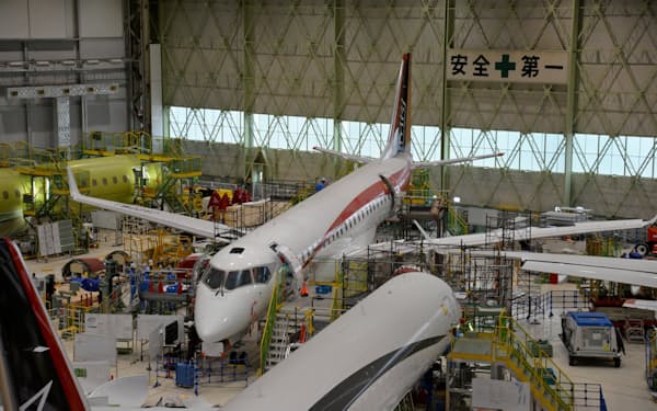 格納庫で点検作業を急ぐMRJ試験機(愛知県豊山町の小牧南工場)