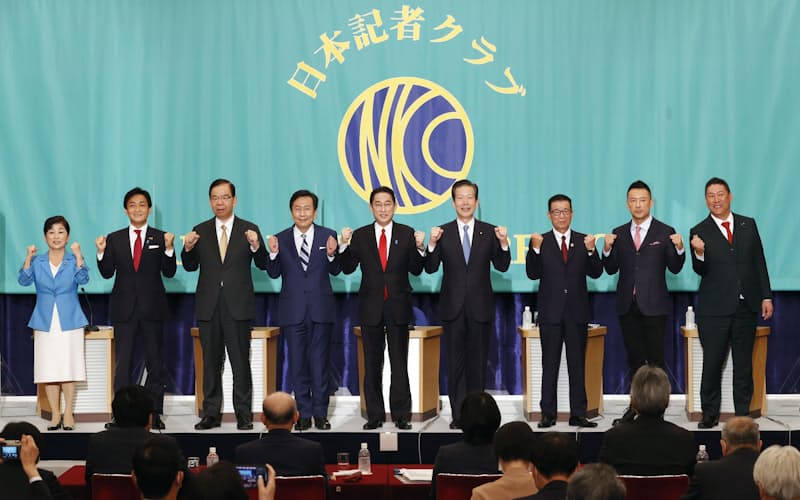 日本記者クラブ主催の公開討論会を前にポーズをとる与野党の9党首(18日午後、東京・内幸町の日本記者クラブ)=共同