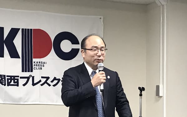 関西プレスクラブで講演する神戸大の藤沢学長（18日、大阪市）
