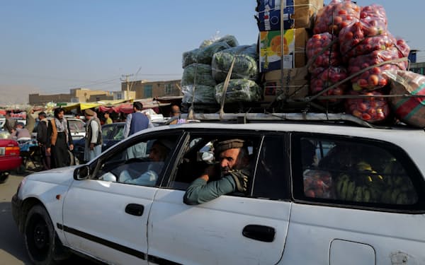 輸入減や通貨下落がアフガン経済に打撃を与える（18日、首都カブールの市場）＝ロイター