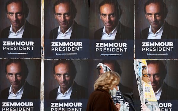 パリ市内に貼られたゼムール氏を支援するポスター=ロイター