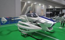 日本のベンチャー「スカイドライブ」が開発した空飛ぶクルマ「SD-03」に試乗する中村洋明氏（2020年11月、東京ビッグサイト)