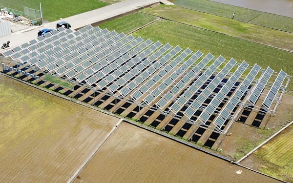 農地に太陽光パネルを設置して発電し、同時にパネルの下で営農する