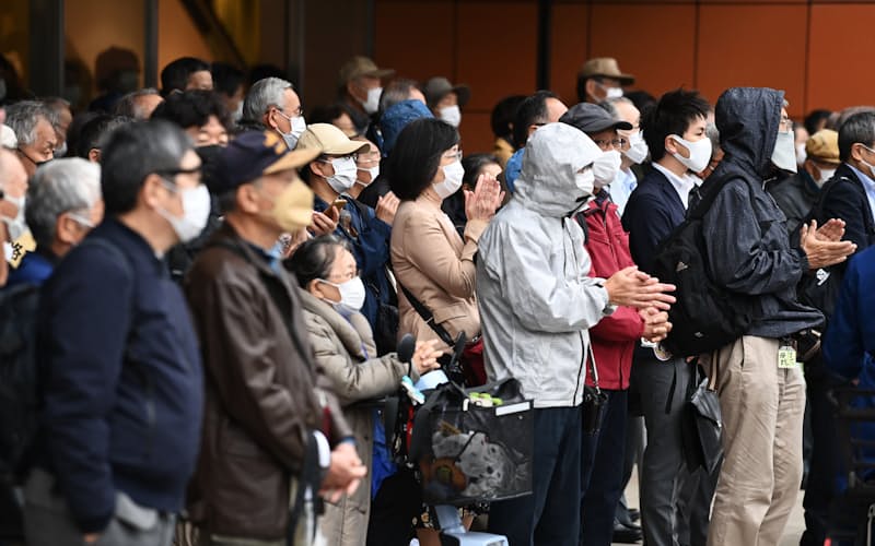衆院選が公示され、候補者らの街頭演説を聞く有権者(19日午前、東京都新宿区)