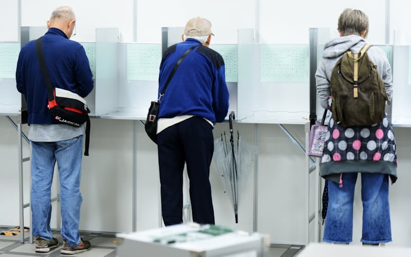 投票用紙に記入する有権者(2017年衆院選) 投票用紙に記入する有権者(2017年衆院選)