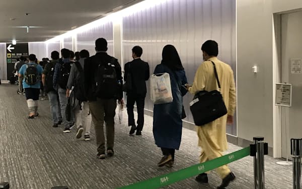 19日に成田空港に到着したアフガン人の現地職員とその家族ら