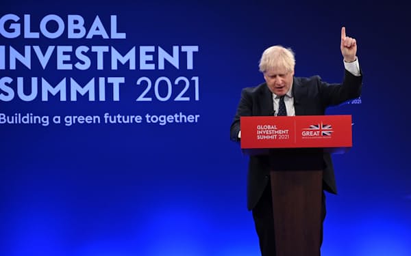 ジョンソン英首相は19日の演説で経済界に対し、英国へのグリーン投資を検討するよう訴えた（19日、ロンドン）＝ロイター