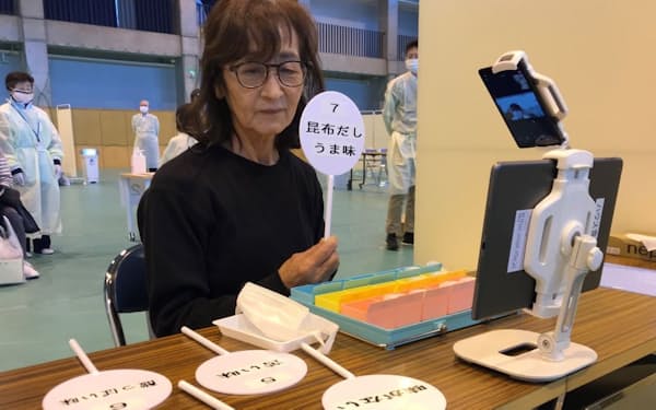 微妙に味が違う水を飲み比べる味覚検査(青森県弘前市)