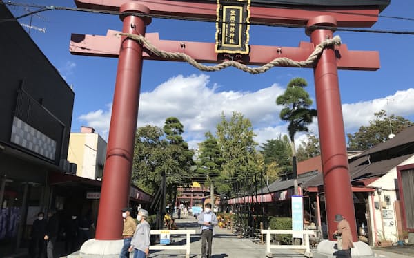 独自の宿泊割引を始めた茨城県笠間市の笠間稲荷神社周辺では人通りが戻ってきた（20日）