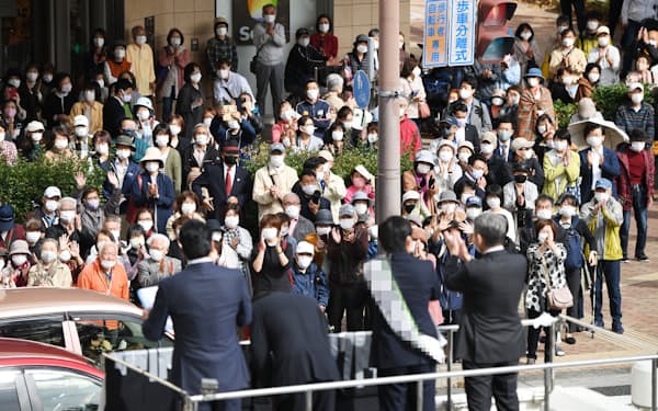 候補者らの街頭演説を聞く有権者（20日午前、兵庫県尼崎市）＝一部画像処理しています